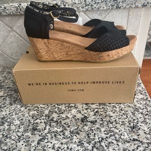 NWT TOMS black platform sandal- size 10